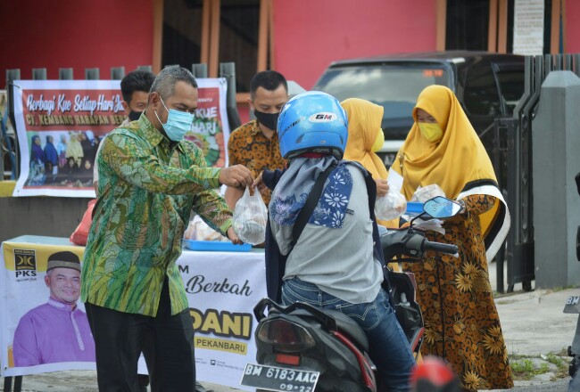Ketua DPRD Pekanbaru Lakukan Aksi Sosial Untuk Meringankan Beban Masyarakat di Tengah Pandemi