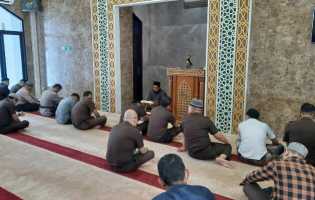 Ustadz Chairul Ikhwan Sampaikan Tausiyah Ba'da Zhuhur di Masjid Al- Mizan Kejati Riau