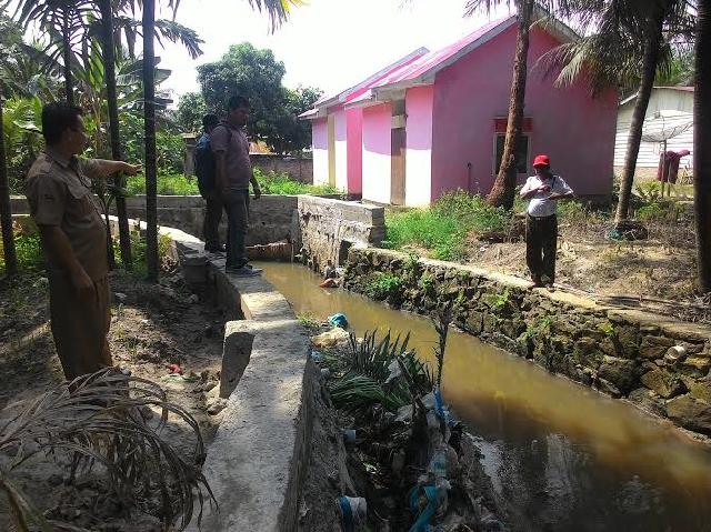 Warga Tuding Turap Di Jalan Lancang Kuning Asal Jadi