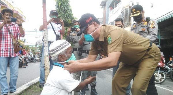 Lakukan Berbagai Langkah, Pemkab Rohil Sebar Ribuan Masker Ke Masyarakat