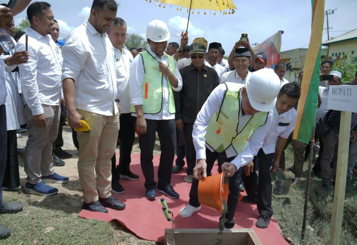 Bupati Rohil Letakkan Batu Pertama Pembangunan Jembatan Sinaboi