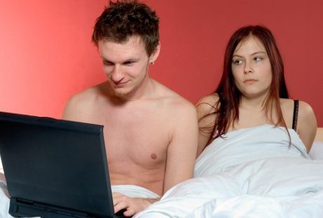 Anda Harus Tahu, Halalkah Menonton Film Porno Untuk Memuaskan Pasangan?