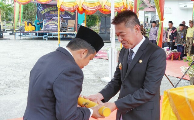 Bupati Rohil Lantik Sekcam dan Tim Penggerak PKK Bangko Pusako