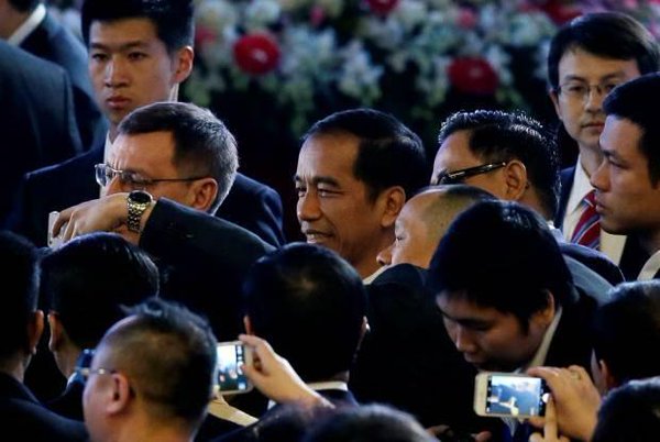 900 Orang di Inggris Berbaris Antre Demi Foto Bareng Sama Jokowi