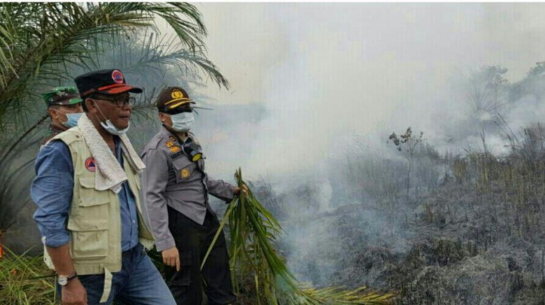 di Kubu, Bupati Suyatno , Dandim, Dan Kapolres Pimpin Pemadaman Karhutla