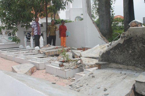 Cukup Lama Miring, Tembok Makam Pahlawan Rohil Itu Roboh Akhirnya