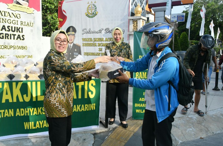 IAD Wilayah Riau Berbagi Takjil Kepada Masyarakat