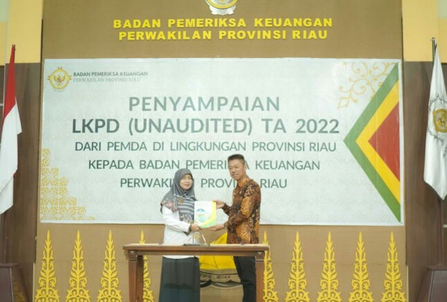 Bupati Rohil Serahkan LKPD Unaudited ke BPK Riau