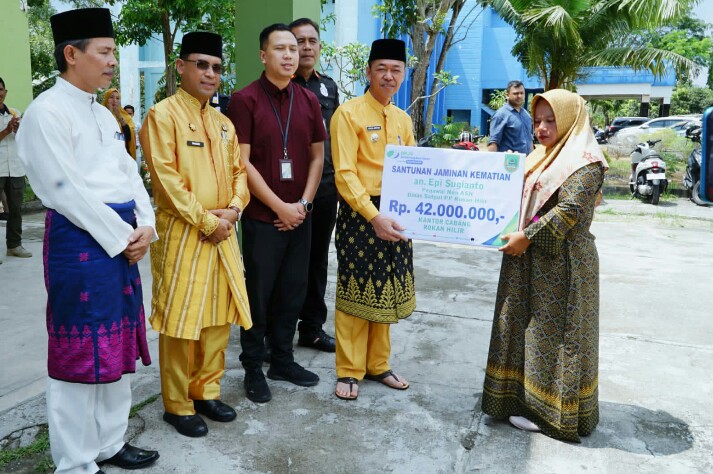 Terkait Pegawai Satpol PP Yang Meninggal,, Bupati Serahkan Santunan BPJS