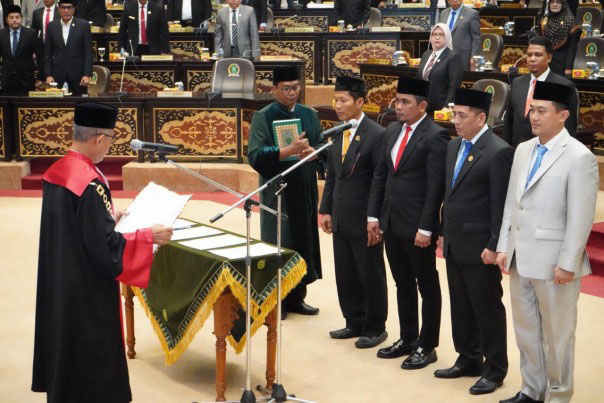 4 Pimpinan Defenitif DPRD Provinsi Riau Resmi di Lantik