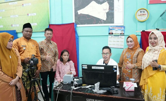 Bupati Rohil Pantau Perekaman e-KTP di Tanjung Medan