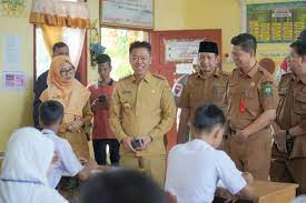Secara Langsung, Bupati Afrizal Tinjau Pelaksanaan UAS di SMPN 1 Bangko