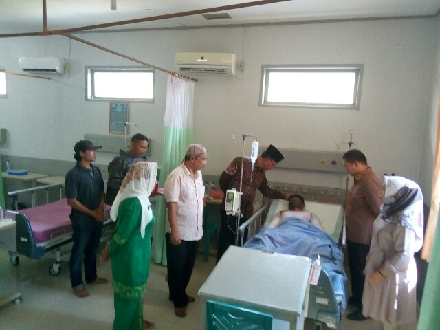 Bupati Suyatno Jenguk Safarudin Pane Sitoru Korban Luka Bakar