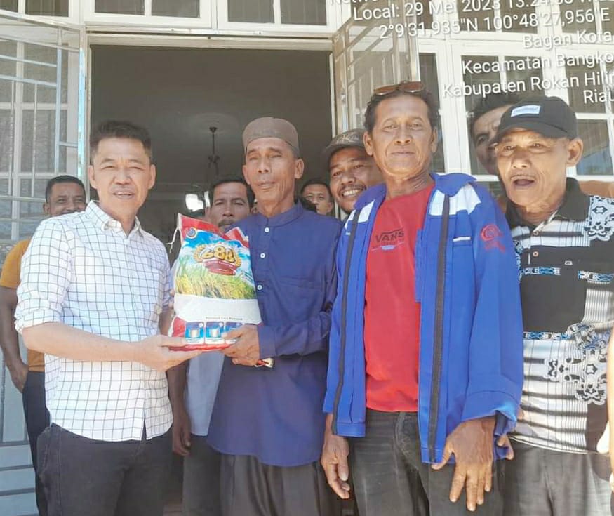 Prihatin, Bupati Rohil  Afrizal Serahkan Bantuan Sembako Untuk Masyarakat Pekerja Kayu