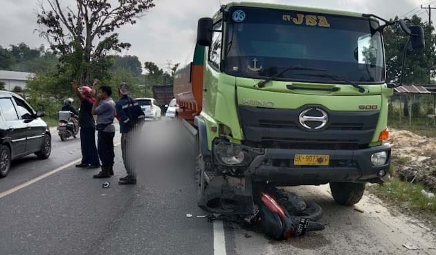 Karena Tak Pakai Helm dan Kurang Hati-hati, Warga Air Hitam  Pekanbaru Tewas Dihantam Truk