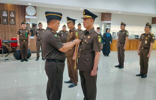Kajari Pekanbaru Lantik Kasi Pidsus dan Kasi Datun
