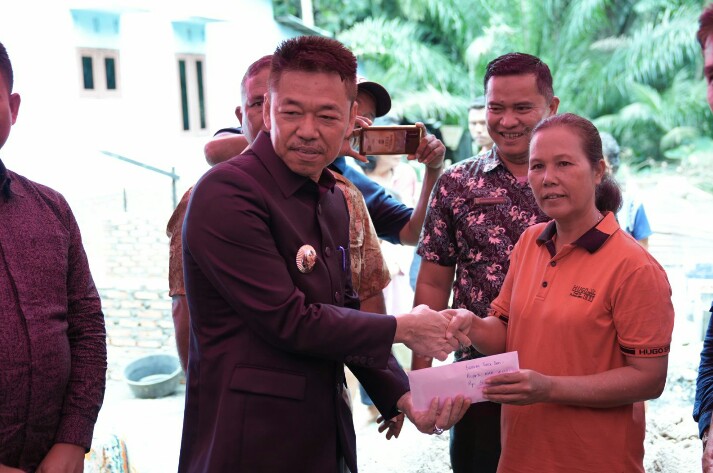 Bupati dan Wabup Rohil Berikan Bantuan Korban Rumah Kebakaran di Balai Jaya
