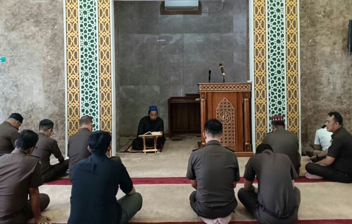 Pegawai Kejati Riau Ikuti Tausiyah Ba'da Dzuhur oleh Ustadz Chairul Ihkwan