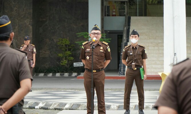 Koordinator Bidang Intelijen Kejati Riau Menjadi Penerima Apel Kerja Pagi