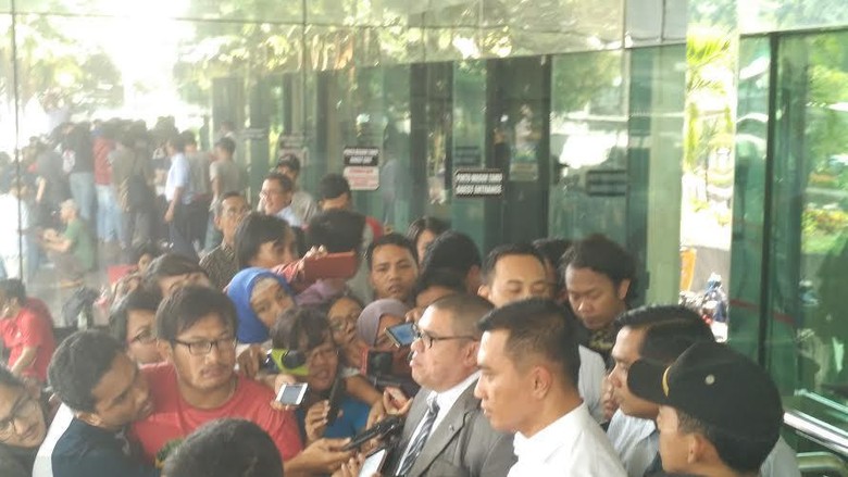 di Periksa Sebagai Tersangka Hari ini, Bupati Rohul Jawab 30 Pertanyaan KPK