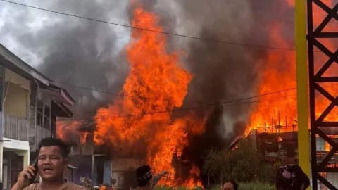 Kebakaran  Hanguskan 30 Rumah Semi Permanen .