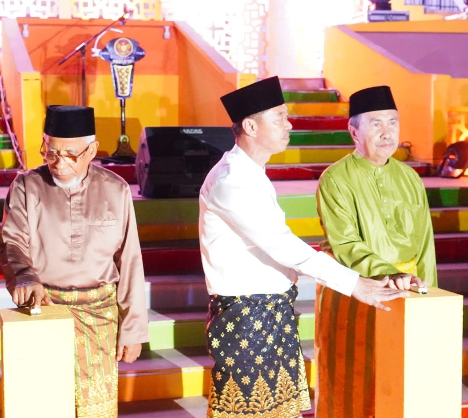 Secara Bersamaan Gubri dan Bupati Rohil Afrizal Sintong Resmi Buka MTQ ke XL Provinsi Riau